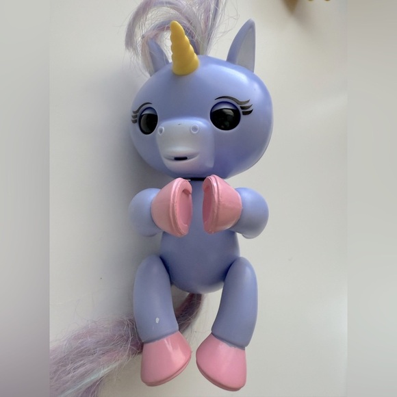 Fingerlings Baby Unicorn Interactive Exclusive Figure [Light-Up] - Picture 1 of 6